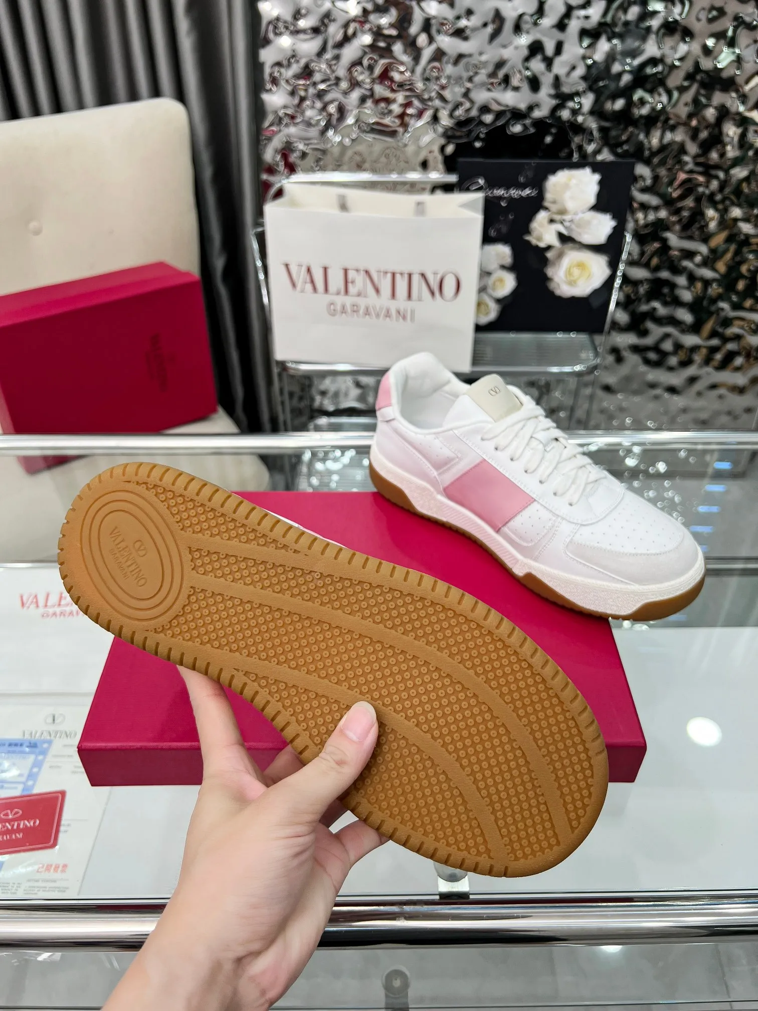 【Valentino】P: 660💰 Couple style, size: women 35-40▪️men 39-44 (customized at 45.46) Valentino 𝑶𝒏𝒆𝑺𝒕𝒖𝒅 Couple sports shoes series Valentino 2025 new couple sports shoes are on sale. The original ZP purchase and disassembly. Repeated pattern making and modification. 1:1 restoration! Top luxury masterpiece, lace-up design, soft and comfortable imported calfskin brings excellent elegant texture and excellent on-foot comfort. Top purchasing version upper: imported calfskin surface/original oil edge craftsmanship. Lining: water-dyed sheepskin lining. Outsole: original development 𝐓𝐏𝐔 two-color combination outsole. Packaging: full package with original configuration.